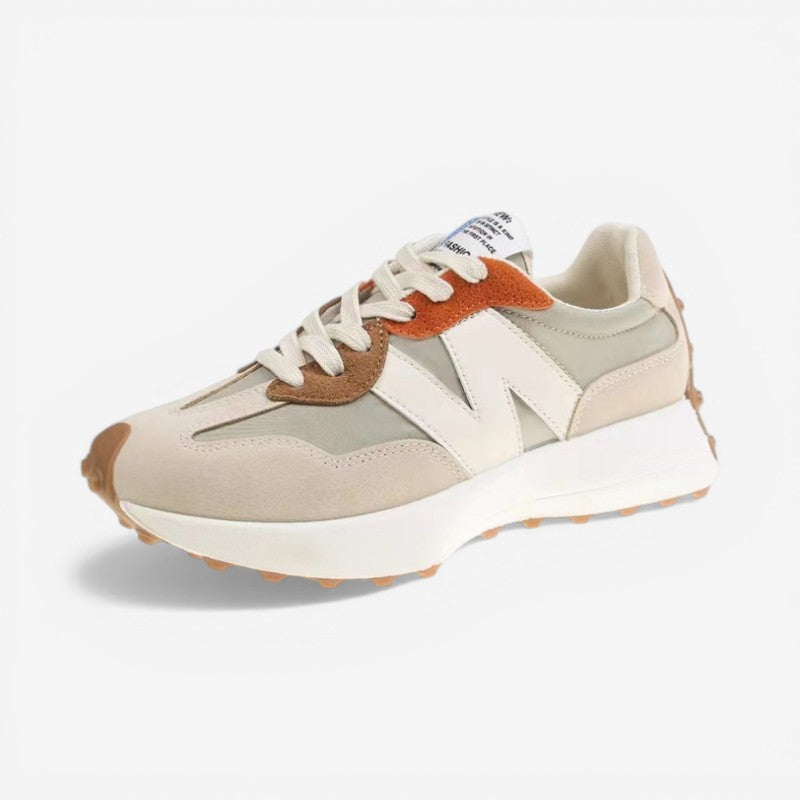 Beige damesneakers med spids snude, snørebånd og skridsikker sål for stilfuld hverdagskomfort.