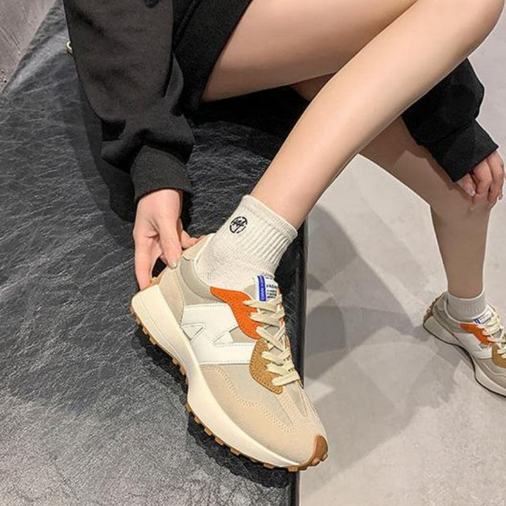 Sidebillede af letvægts damesneakers med spids snude. Skridsikker sål og justerbar pasform.