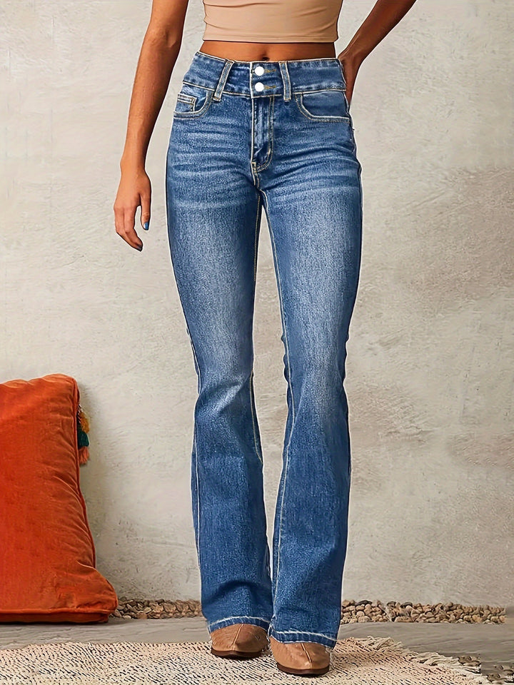 Dame slim fit flare jeans i blå denim, højtaljede for en flatterende pasform og moderne stil.
