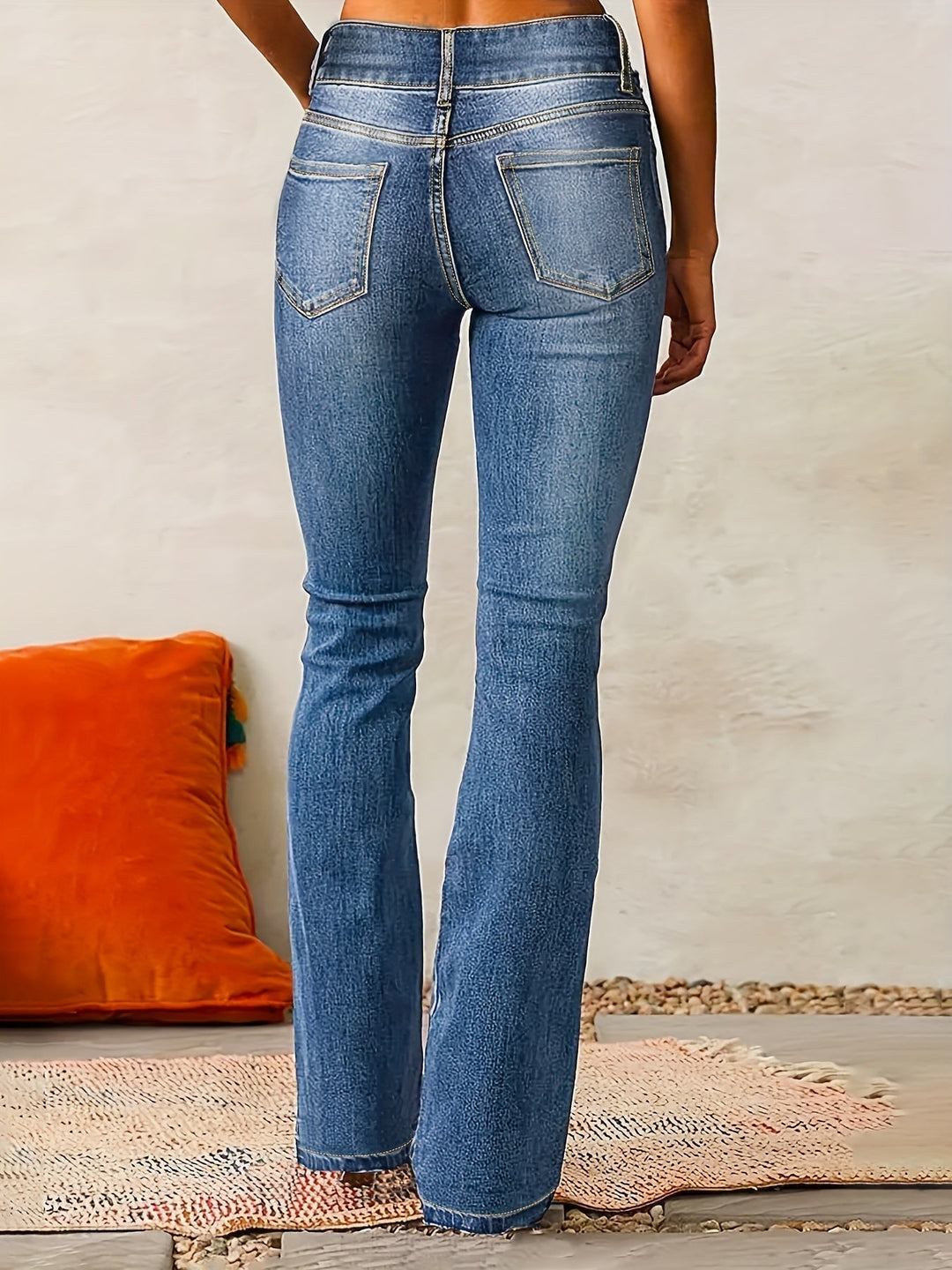 Alsidige dame slim fit flare jeans i klassisk sort. Komfortable hverdagsjeans med stilfuld, moderne pasform.