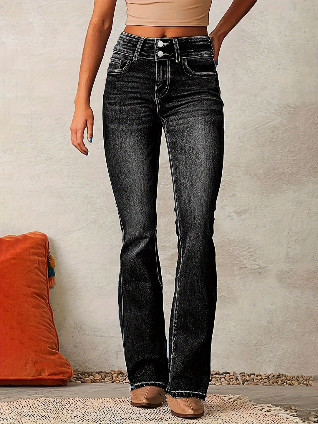 Mørkeblå dame slim fit flare jeans med moderne, højtaljet design. Perfekte til modebevidste hverdags- og festlooks.