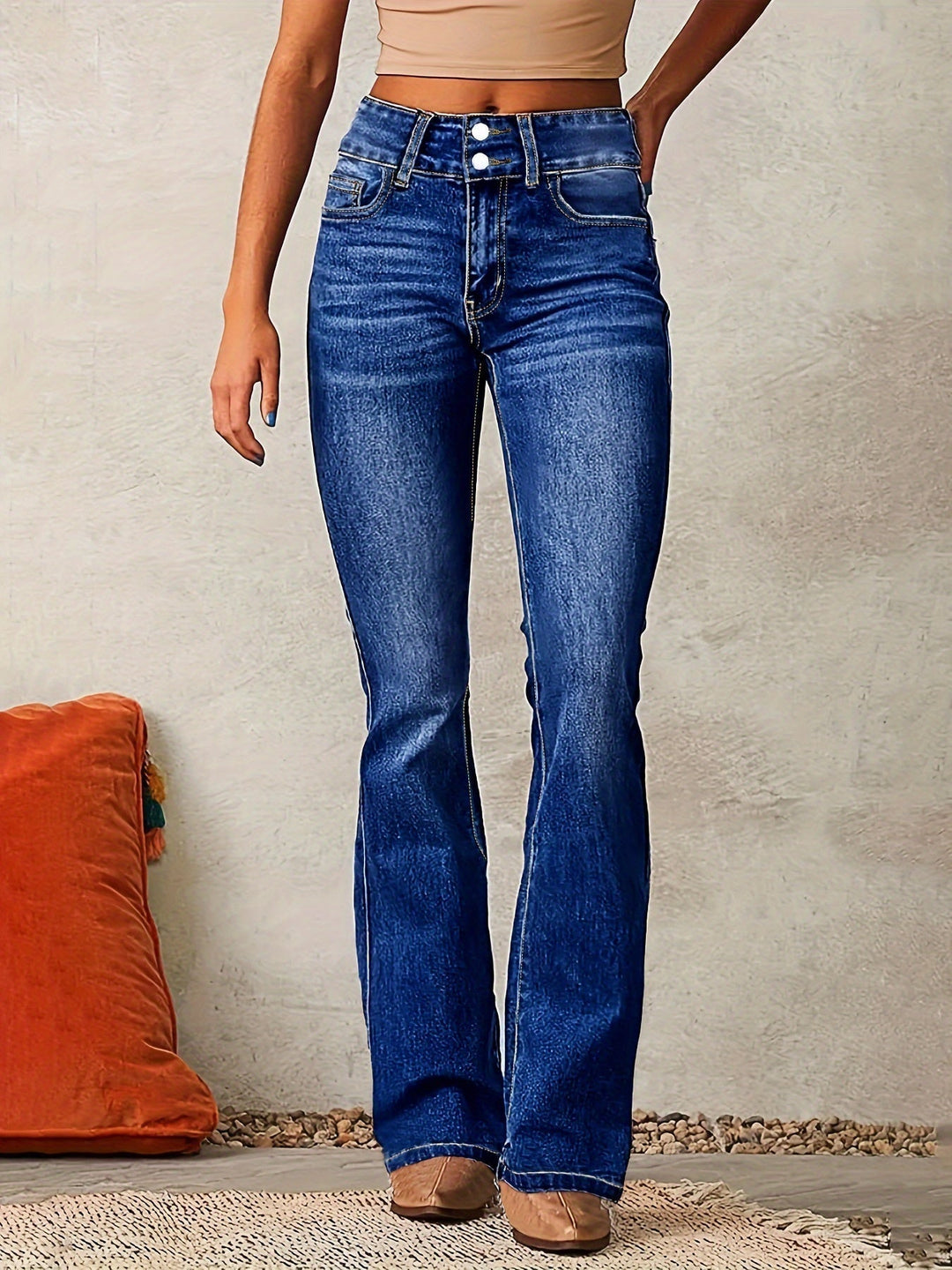 Stilfulde dame denim bukser i slim fit flare model, designet for optimal komfort og en elegant silhuet.