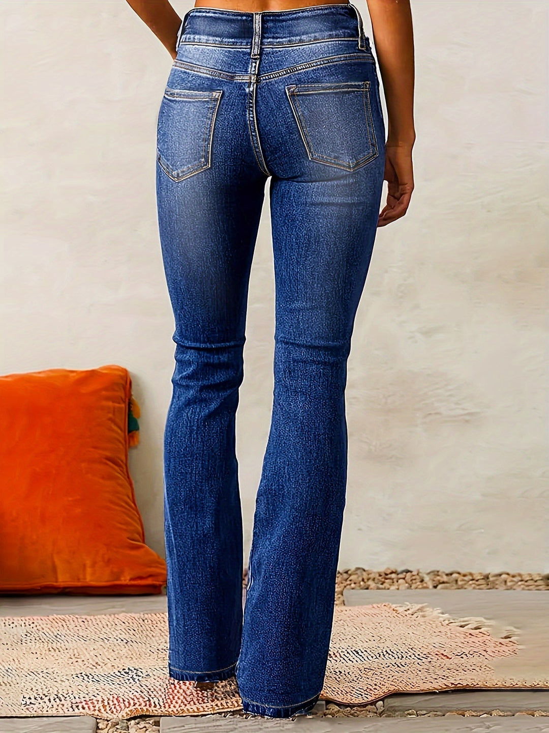 Modebevidste damejeans i slim fit flare design. Flatterende pasform, højtaljede og alsidige til enhver anledning.