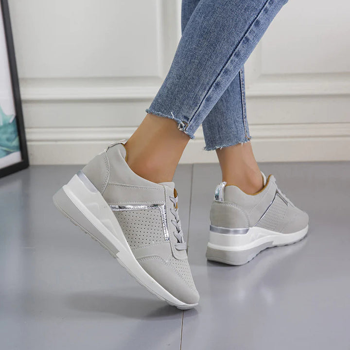 Detalje af dame sneakers' bløde dæmpning, designet for maksimal komfort og hverdagsstøtte.