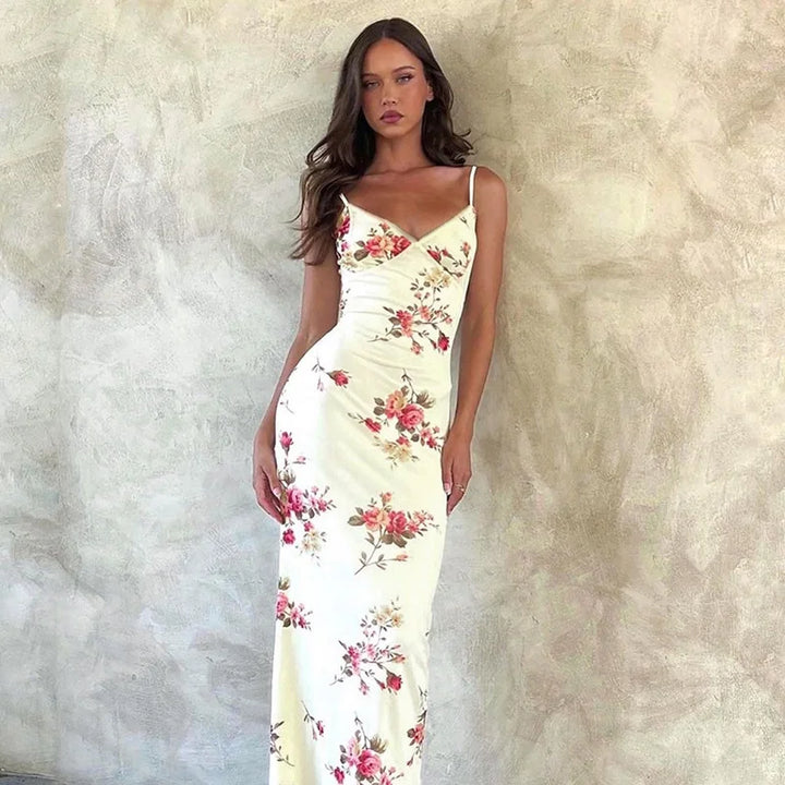 Afslappet ærmeløs maxikjole med blomsterprint, perfekt som strand- eller feriekjole.
