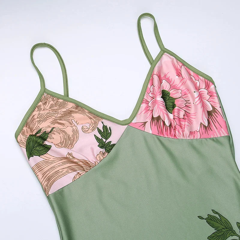 Trendy blomstret damekjole med V-hals, perfekt som afslappet sommer- eller feriekjole.