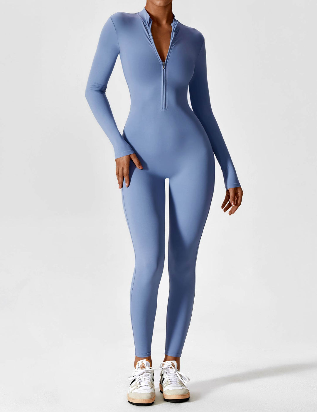 Komfortabel kortærmet dame jumpsuit med ståkrave og lynlås, ideel til hverdag og fritid.