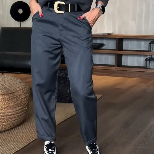 Dame stribede jakkesætsbukser med lige ben, høj talje for elegance og komfort. Perfekte til ethvert outfit.