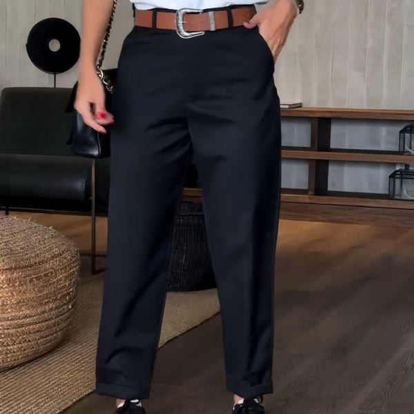 Sorte stribede højtaljede damebukser med lige ben. Elegante, komfortable og alsidige til både kontor & hverdag.