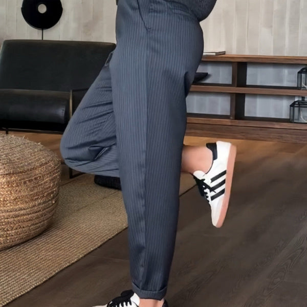 Blå stribede dame jakkesætsbukser, smart casual. Komfortable og stilfulde med en elegant pasform.