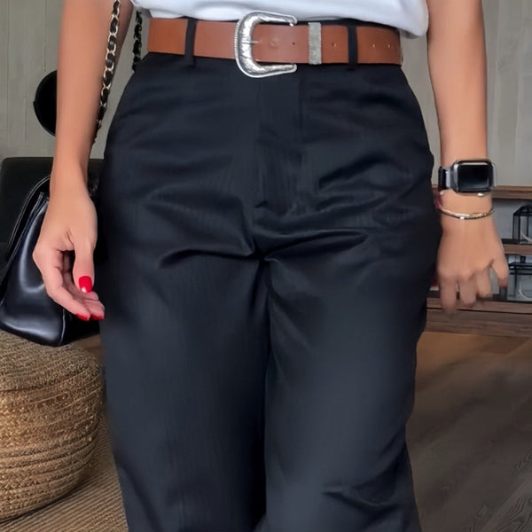 Model bærer elegante højtaljede stribede damebukser med lige ben, ideelle som kontorbukser og hverdagsbukser.