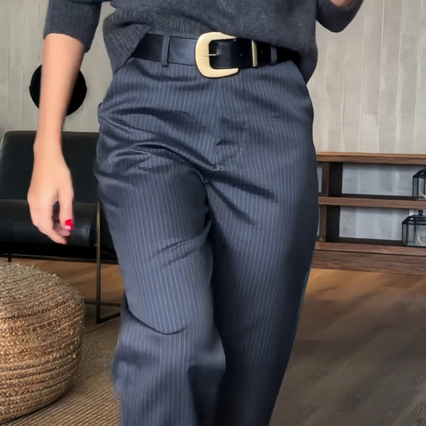 Alsidige sorte stribede dame jakkesætsbukser, nemme at style til både formelle og afslappede anledninger.