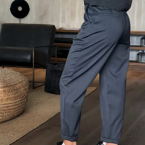 Professionelle blå stribede dame kontorbukser. Højtaljede og med lige ben for et elegant og moderne udtryk.