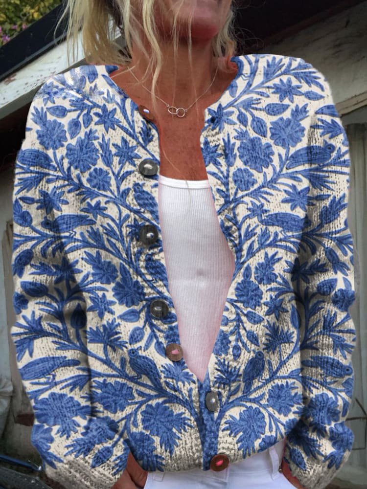 Dame strikcardigan med varmt blomstermønster, langærmet. Perfekt til hverdag og afslappet stil.