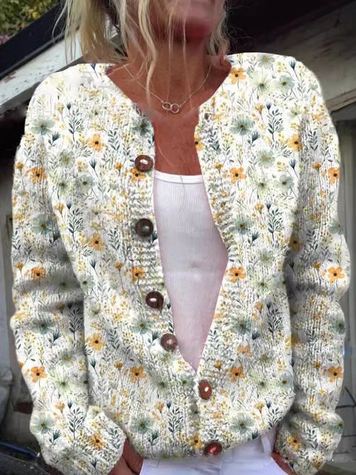 Komfortabel og varm damecardigan i strik med elegant blomstermønster. Ideel til kølige dage.
