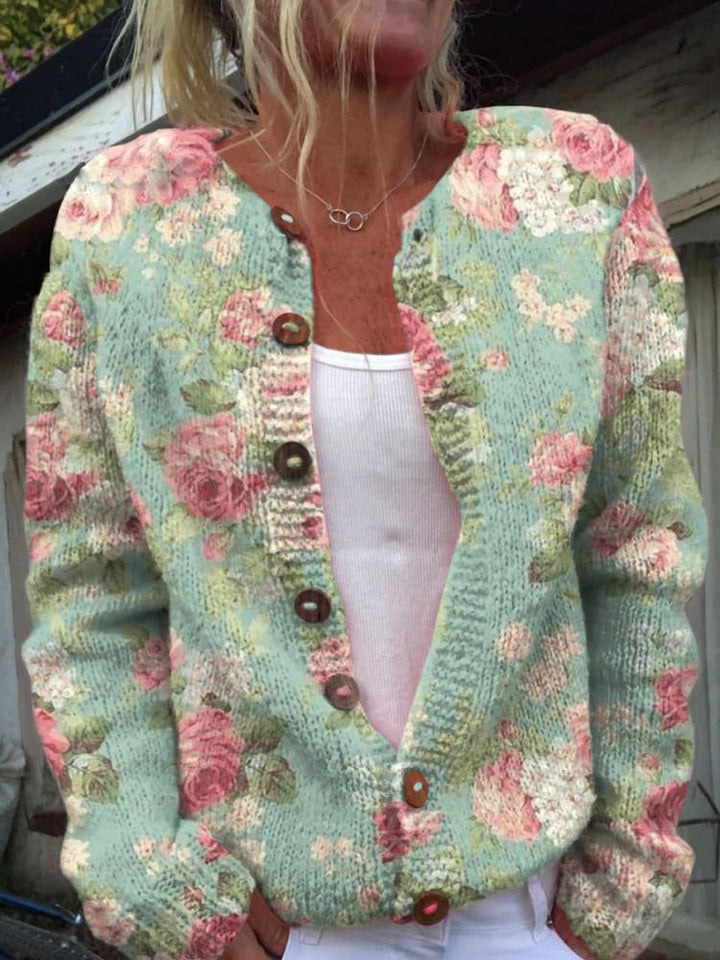 Alsidig damecardigan i varm strik med blomstermønster. Perfekt som modetøj til hverdag og afslappede lejligheder.
