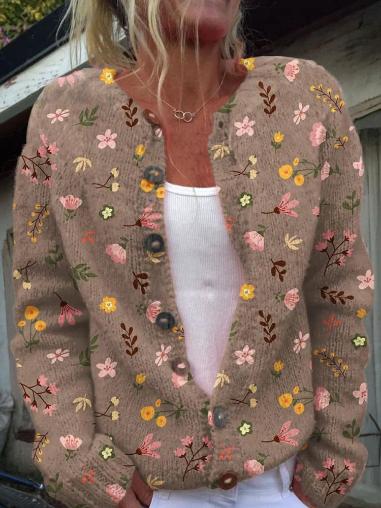 Moderigtig damecardigan med blomstret strik. Varm, komfortabel og langærmet for en feminin og afslappet stil.