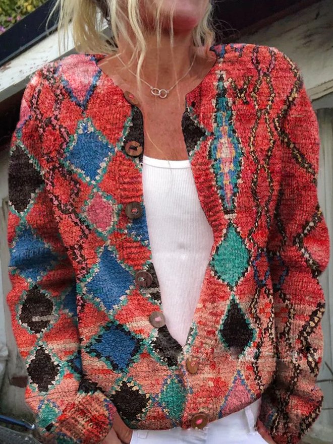 Dame strikcardigan med levende blomstermønster. En varm, komfortabel og elegant langærmet top til modetøj.