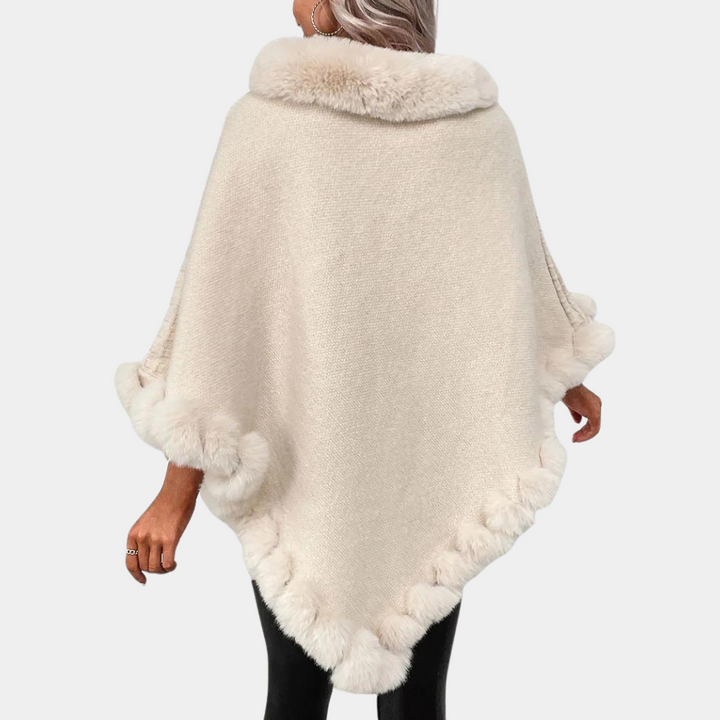 Elegant abrikosfarvet strikponcho til damer, der giver varm komfort. Ideel som overtøj.
