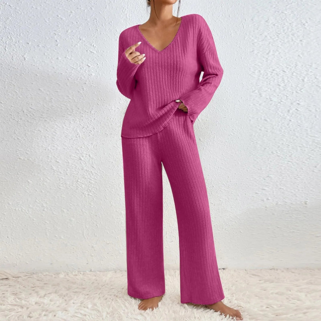 Fuldt billede af dame strikket todelt sæt med V-hals trøje og bukser, præsenterer moderne loungewear.