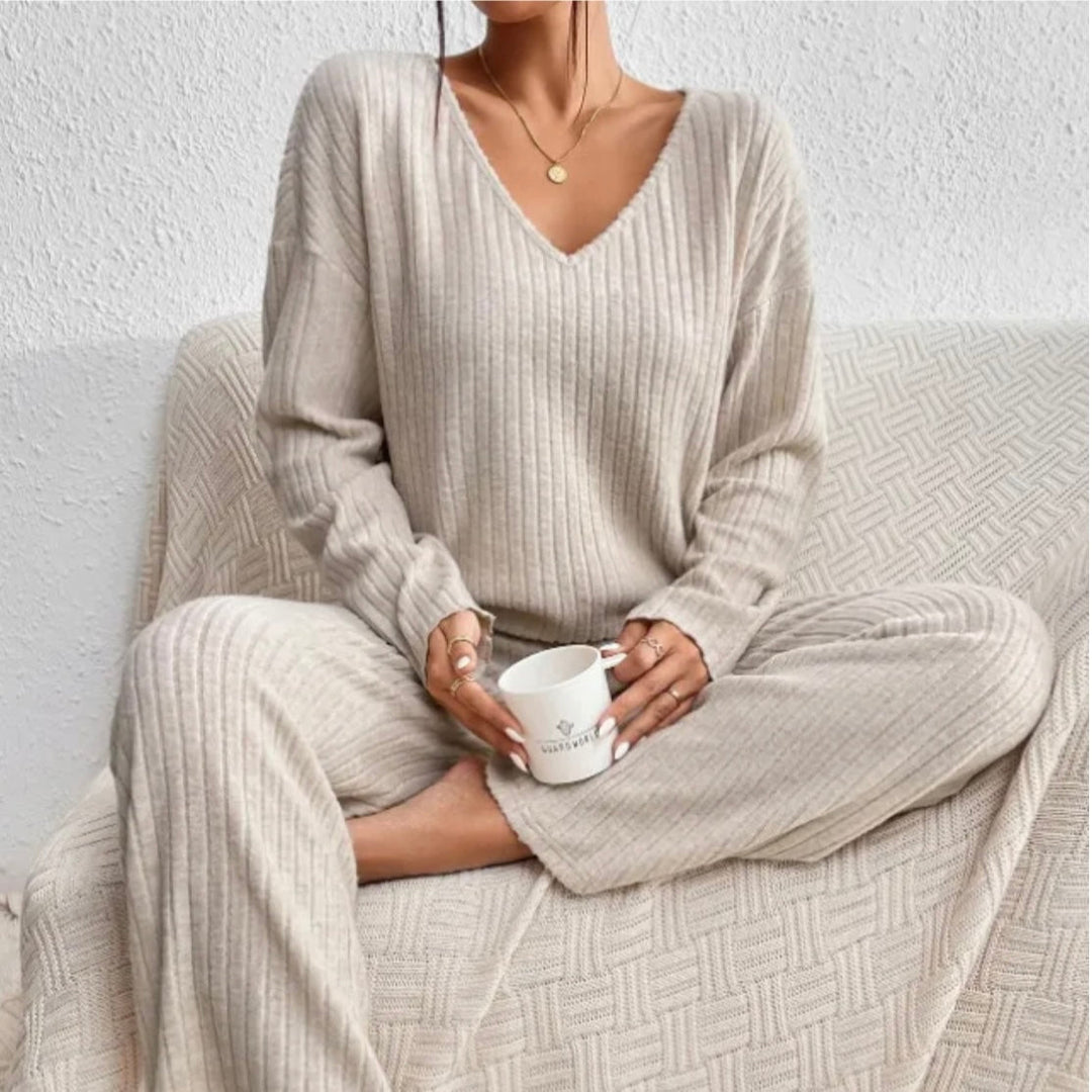 Nærbillede af dame strikket V-hals trøje fra todelt loungewear sæt, perfekt til afslappet hverdagsstil.