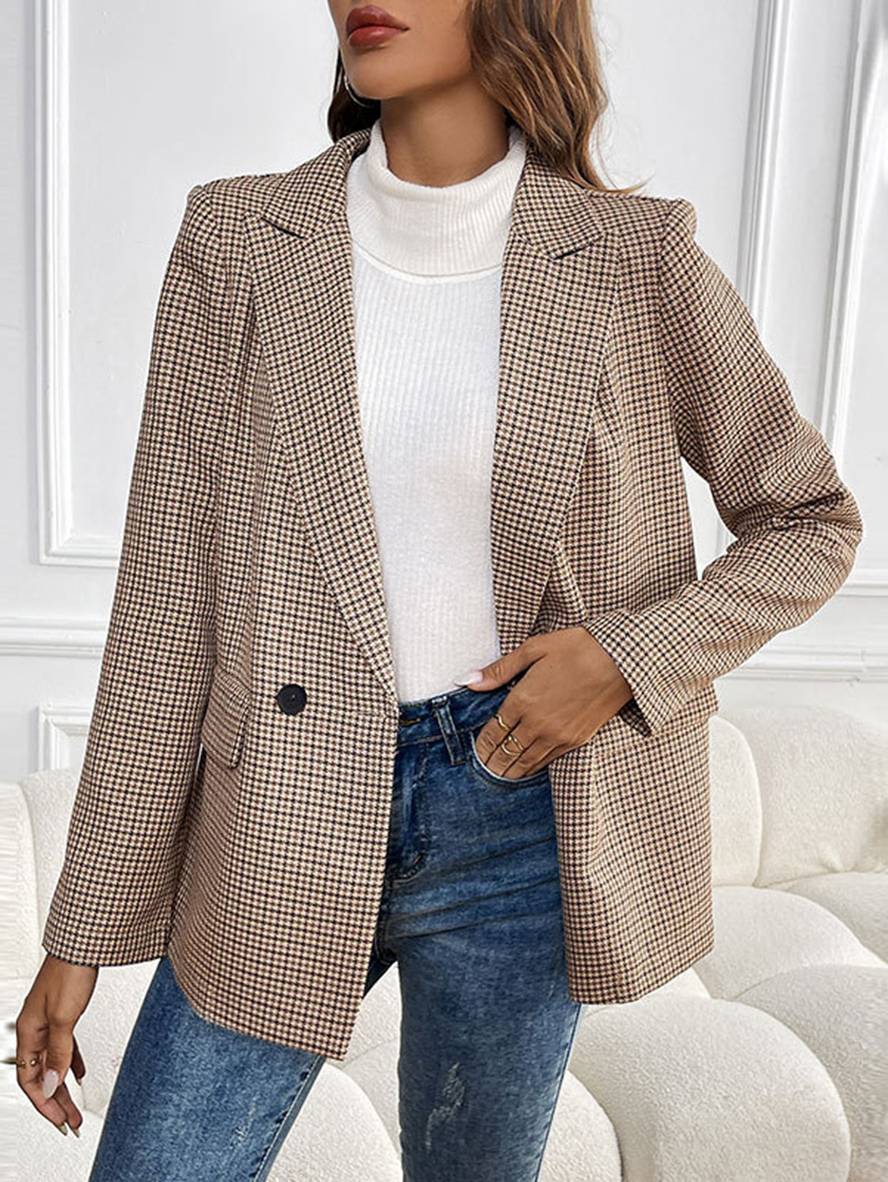Afslappet oversized dame blazer i ternet khaki. Moderne langærmet jakke med stilfuld knaplukning.