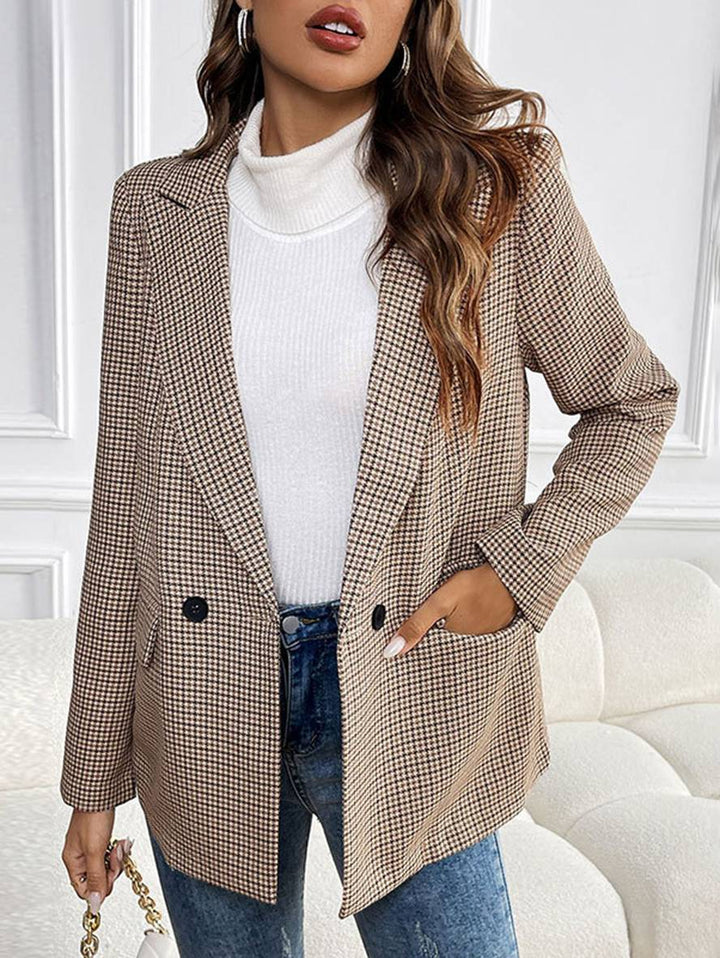 Khaki ternet dame blazer med elegante knapper. Klassisk mønster, moderne snit; ideel som jakke til kvinder.