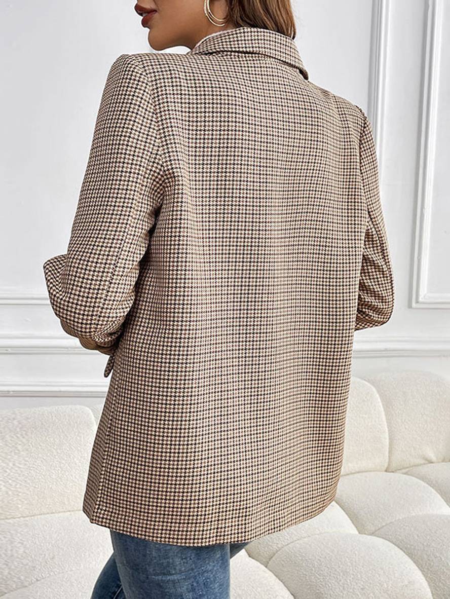 Elegant og afslappet dame blazer i ternet khaki. Alsidig langærmet overtøj med knaplukning for moderne stil.