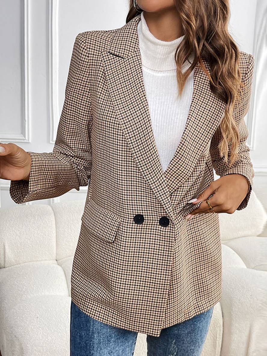 Stilfuld ternet khaki blazer til kvinder, med en afslappet oversized pasform og praktisk knaplukning.