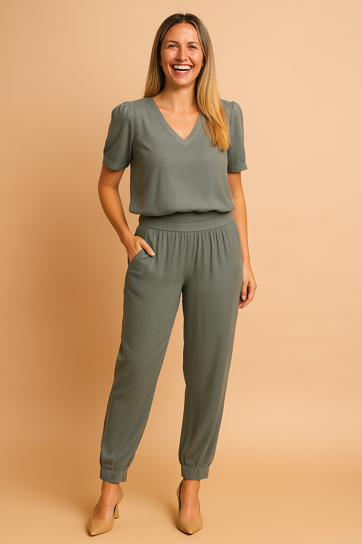 Alsidigt dame todelt sæt med mønster. Kan styles til både hverdag og fest. Komfortabelt og moderne.