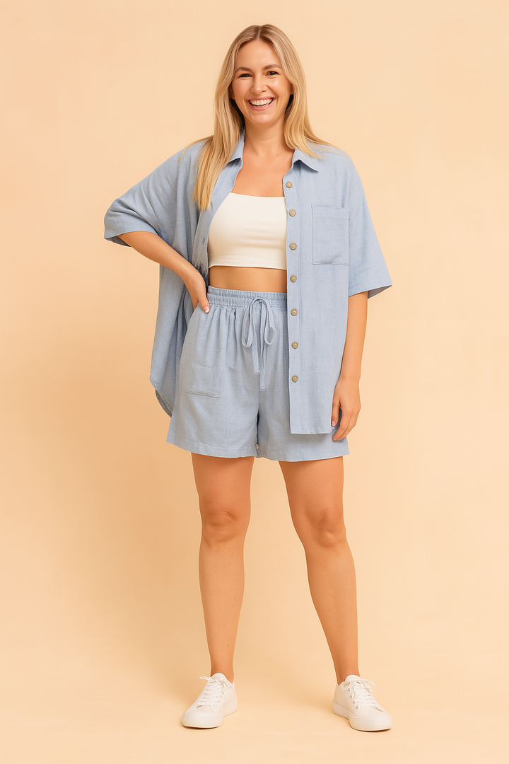 Ensfarvet dame sæt med løs skjorte og shorts, et moderne valg til en komfortabel sommerstil.