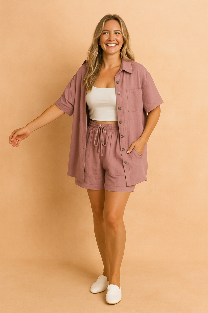 Dame sæt med skjorte og shorts til sommer, et afslappet og koordineret outfit for kvinder.