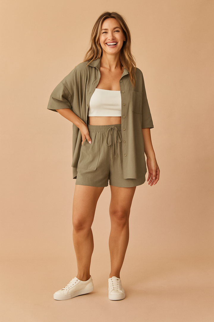 Ensfarvet og løst siddende dame sæt med skjorte og shorts, et must-have til sommergarderoben.