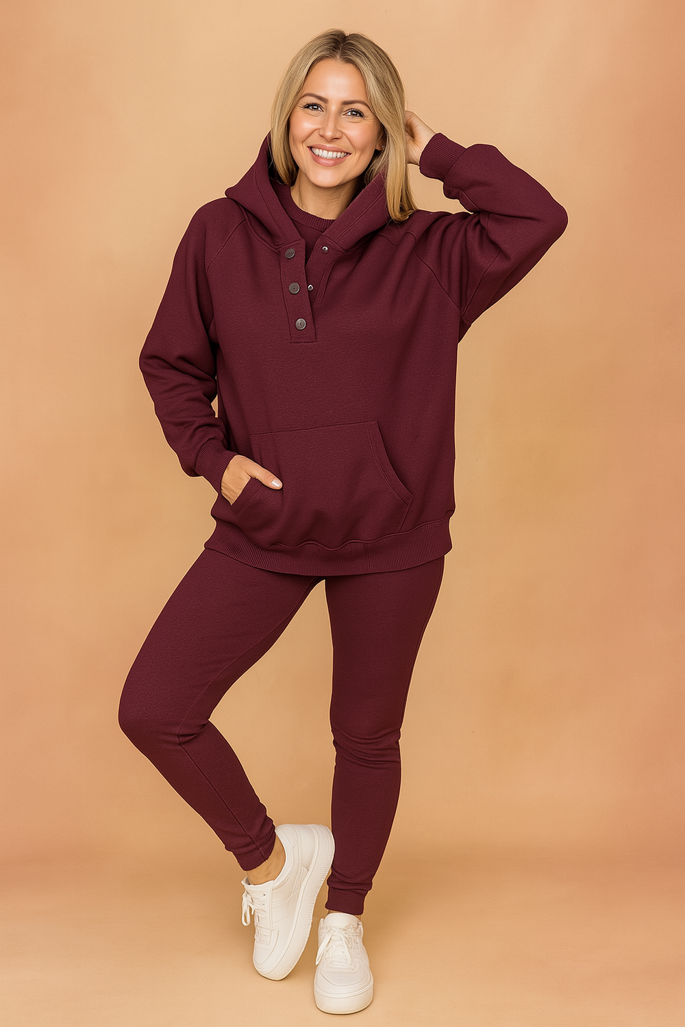 Blødt dame loungesæt i 3 dele: sweatshirt, leggings og sneakers. Perfekt til afslapning og hverdagsbrug med stil.
