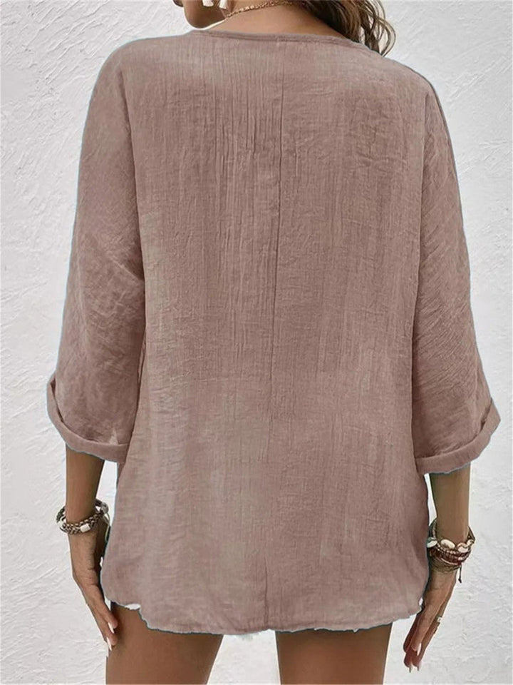 Afslappet kvinde bluse med V-hals, trekvart ærmer og oversized pasform. Perfekt som casual sommerbluse.