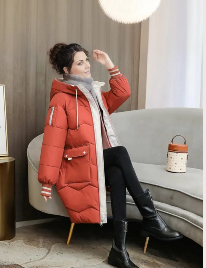 Elegant lang dame vinterjakke med varm hætte. Perfekt som stilfuld kvindejakke til den kolde vinter.