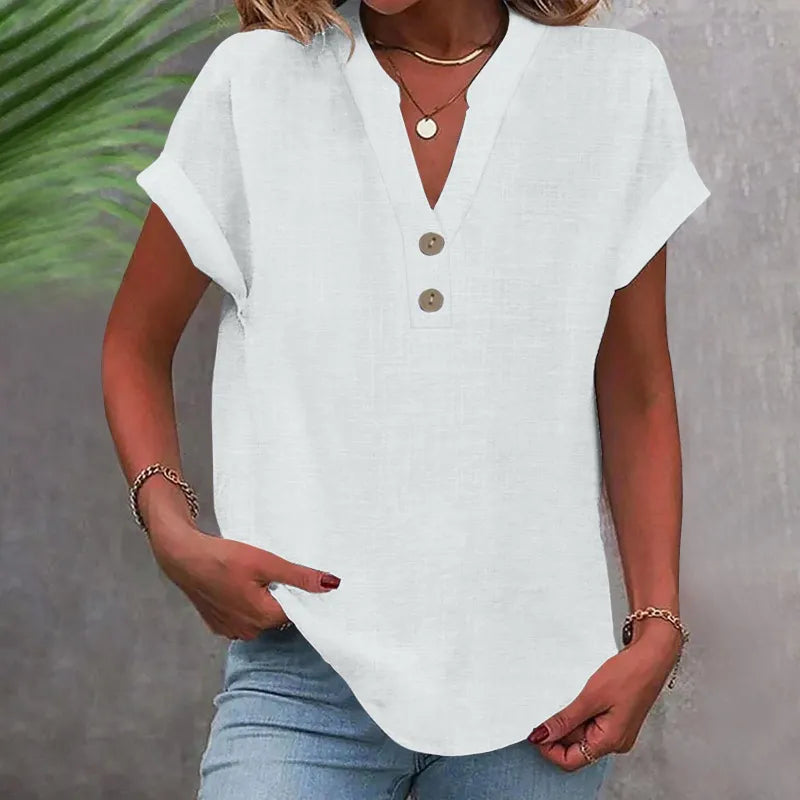Stilfuld og komfortabel damebluse med V-udskæring og knapper. Løs pasform, ideel til et feminint sommerlook.