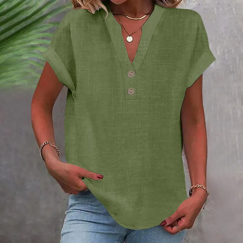 Afslappet kortærmet damebluse med V-udskæring og knapper. Løs pasform for komfort og feminint look.