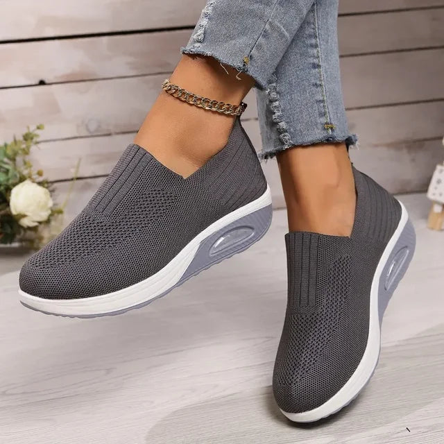 Kvinders ortopædiske sneakers, åndbare, skridsikre, grå kilehæle med luftpude for komfort og stil.