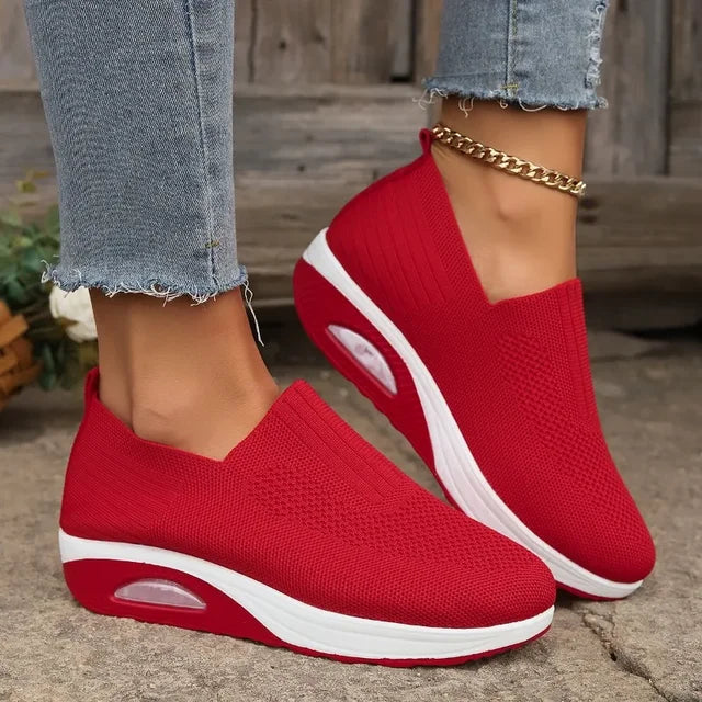 Kvinders ortopædiske sneakers, åndbare, skridsikre, grå kilehæle med luftpude for komfort og stil.