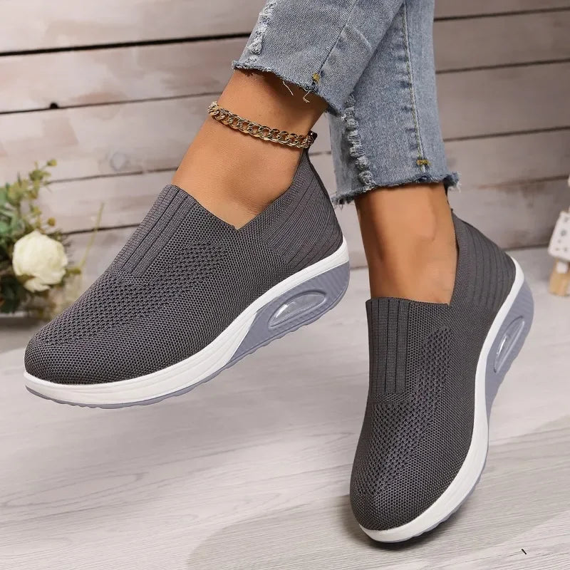 Kvinders ortopædiske sneakers, åndbare, skridsikre, grå kilehæle med luftpude for komfort og stil.