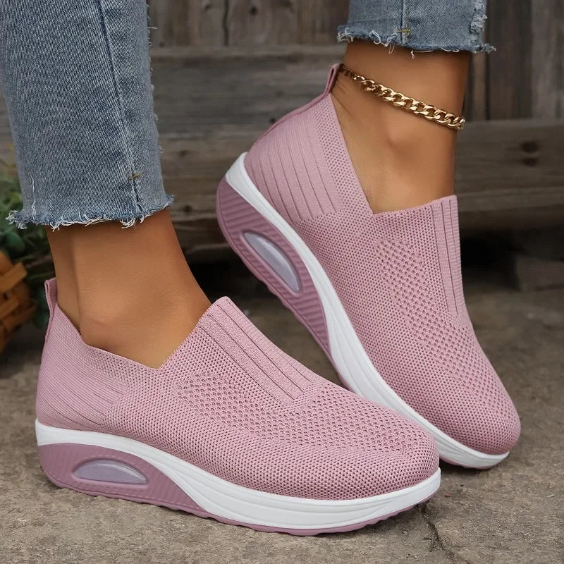 Kvinders ortopædiske sneakers, åndbare, skridsikre, grå kilehæle med luftpude for komfort og stil.