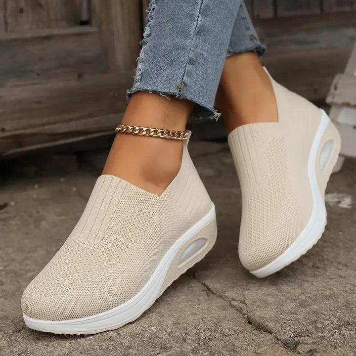 Kvinders ortopædiske sneakers, åndbare, skridsikre, grå kilehæle med luftpude for komfort og stil.