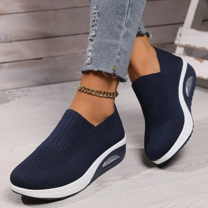 Kvinders ortopædiske sneakers, åndbare, skridsikre, grå kilehæle med luftpude for komfort og stil.