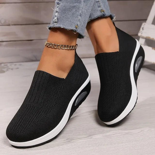 Kvinders ortopædiske sneakers, åndbare, skridsikre, grå kilehæle med luftpude for komfort og stil.
