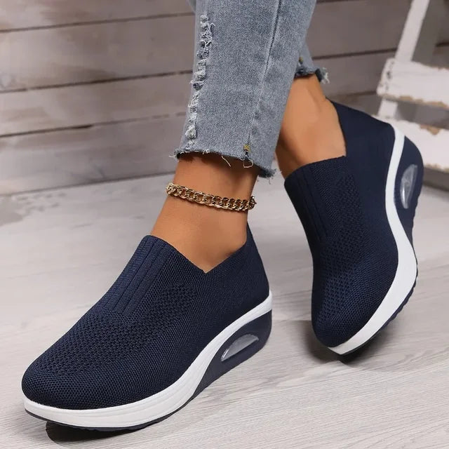 Kvinders ortopædiske sneakers, åndbare, skridsikre, grå kilehæle med luftpude for komfort og stil.