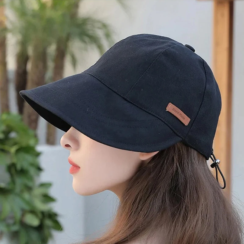 Kvinders UV-beskyttelseshat med bred skygge, foldbar, i sort, beige, khaki eller blå til udendørs aktiviteter.