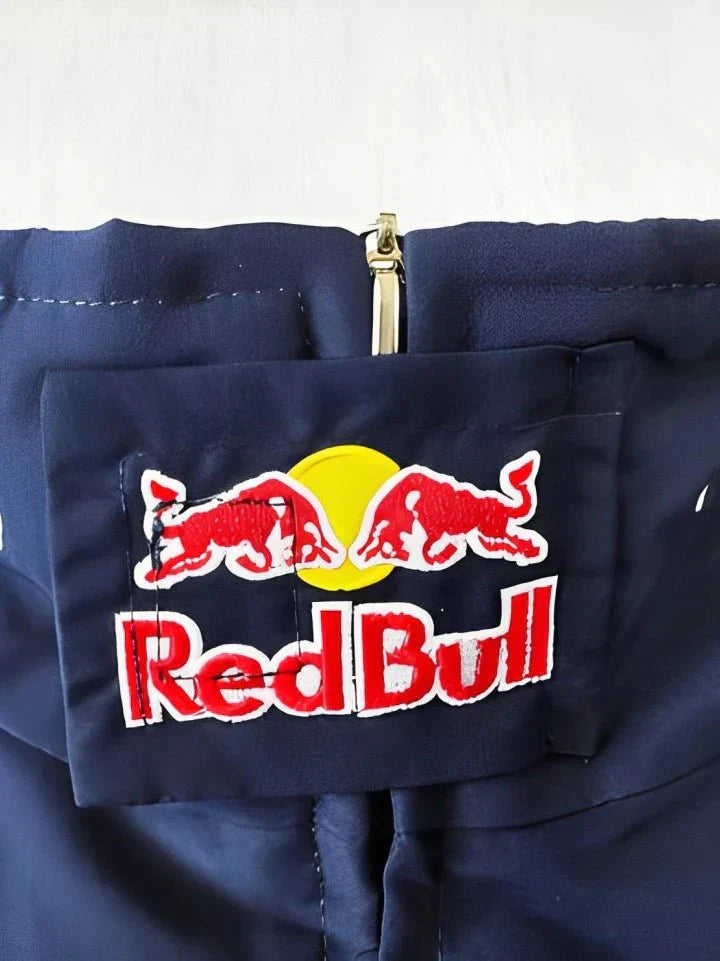 Red Bull damejakke i et elegant og sporty design, vejrbestandig, fås i størrelserne S-XL, vist forfra.