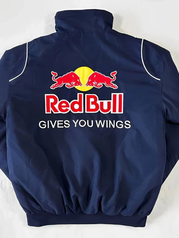 Red Bull damejakke i et elegant og sporty design, vejrbestandig, fås i størrelserne S-XL, vist forfra.