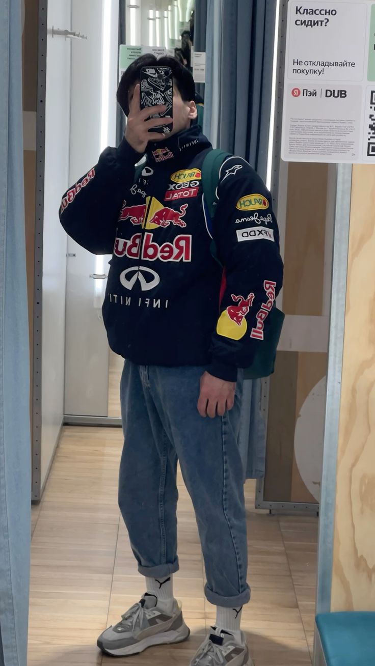 Red Bull damejakke i et elegant og sporty design, vejrbestandig, fås i størrelserne S-XL, vist forfra.